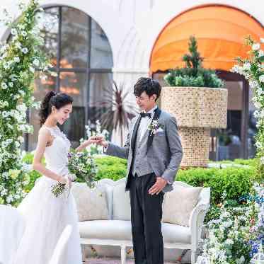 ホテルオークラ東京ベイ 青空と自然の緑、噴水など非日常漂う空間