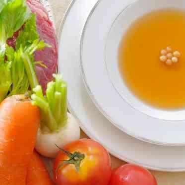 ホテルオークラ東京ベイ オークラ伝統のコンソメスープはブイヨンを挽くところから3日間かけて旨味を抽出