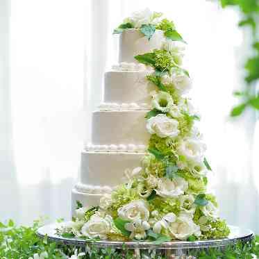 ホテルオークラ東京ベイ ウェディングケーキはお二人の希望をもとにパティシエが丁寧に仕上げます