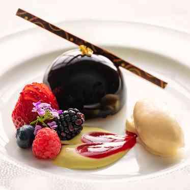 ホテルオークラ東京ベイ お料理の最後は華やかなデザートがゲストのテーブルを彩ります
