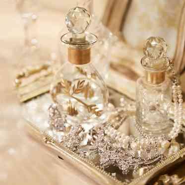 ホテルオークラ東京ベイ 華やかなアクセサリーで仕上げて