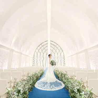 アルマリアン東京 シンプルな色味で統一されたチャペルに映えるブルーのバージンロード