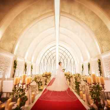 アルマリアン東京 赤い絨毯を敷いて調光を落としたクラシカルな挙式スタイル※ご希望の場合は要問合わせ