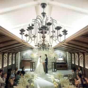 アルマリアン東京 祭壇とゲストとの距離が近く二人の表情もしっかりと見守ってもらえる