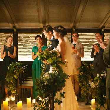 アルマリアン東京 大切なゲストに見守られながら1歩ずつバージンロードを進んでいく