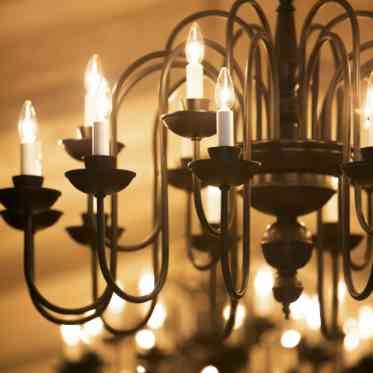 アルマリアン東京 クラシカルなデザインのシャンデリアが、チャペル全体を幻想的に照らす