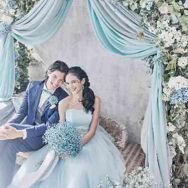 アルマリアン東京 ホワイエに設けたフラワーアーチのフォトブースで画になる一枚を残して