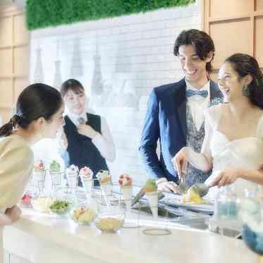 アルマリアン東京 オープンキッチンに併設するコールドストーン。二人からオリジナルアイスをふるまって