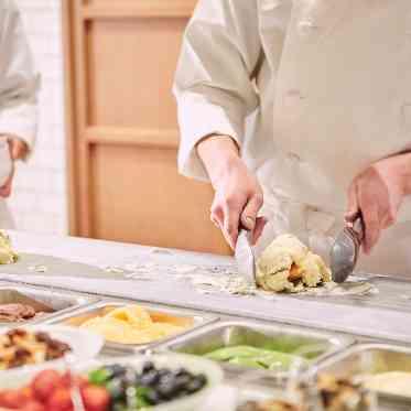 アルマリアン東京 目の前で仕上げられる特製デザートでおもてなしを