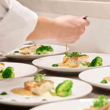 アルマリアン東京 出来立ての料理を届ける