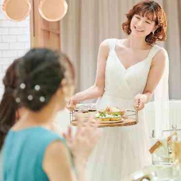 アルマリアン東京 ふたりが直接ゲストにスイーツなどをふるまうサーブ形式の演出も人気