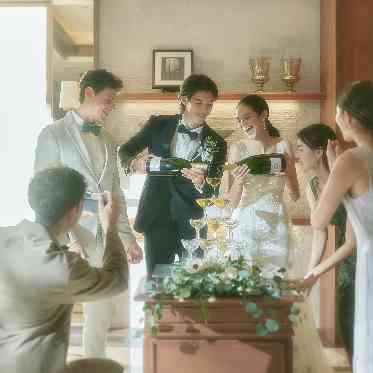 アルマリアン東京 ケーキカットの代わりにシャンパンタワーの演出で、上質な印象に。