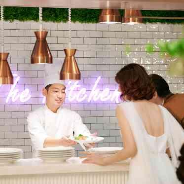 アルマリアン東京 シェフがゲストの目の前で仕上げてくれる出来立ての料理をゲストに提供