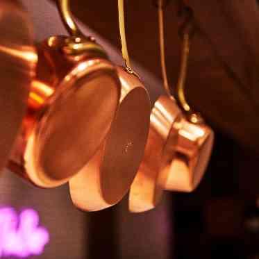 アルマリアン東京 オープンキッチンからの演出も人気