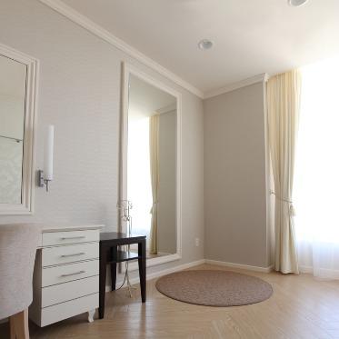 アルマリアン東京 広々としたブライズルーム。当日の朝には運命の1着が用意されている