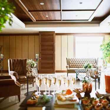 アルマリアン東京 パーティ会場の真横にある広々したロビー。写真を飾ったり、ビュッフェ演出に使って