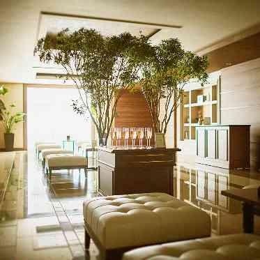 アルマリアン東京 チャペル横にある挙式前の待合。受付も同じ空間にあるのでゲスト一体で楽しめる