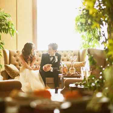 アルマリアン東京 陽光差し込む温かな待合での写真はノスタルジックなテイストの写真も残せると好評◎