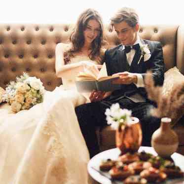 アルマリアン東京 ソファスペースでの写真は足元までドレスを美しく魅せることができる