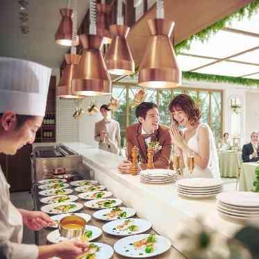 ライブ感あふれるオープンキッチンでの調理はゲストにも喜ばれる演出