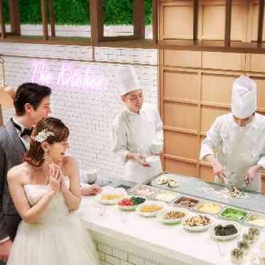 お好みをトッピングしたロールアイスは女性やお子様にも人気