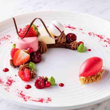 アルマリアン東京 専属の女性パティシエが創るデザートは見た目も華やか