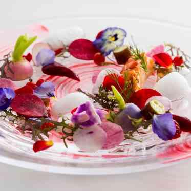 アルマリアン東京 色とりどりの野菜とエディブルフラワーを使った前菜