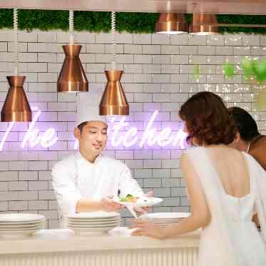 出来立ての料理を新郎新婦のおふたりからサーブしていただくのもおすすめ♪