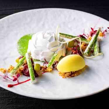 アルマリアン東京 チェリームースと⽩あんクリームの2つの出会いが華やかで奥深いマリアージュに