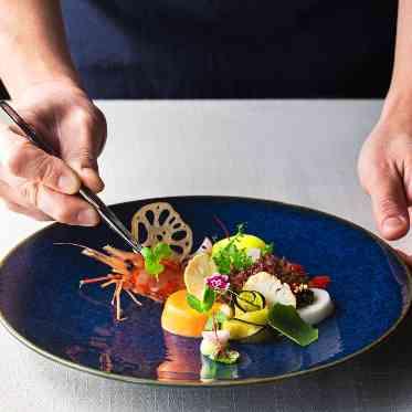 アルマリアン東京 繊細な盛り付けにこだわった職人の一品