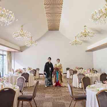 大宮 清水園 三角お屋根が優しい空間を演出。
和装でバージンロード入場演出など♪