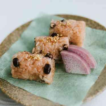 大宮 清水園 お祝いの日の定番御赤飯もご用意可能