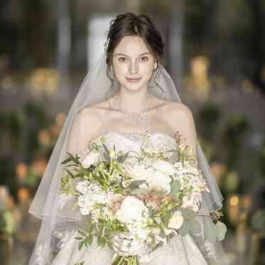 光に包まれる全天候型チャペル