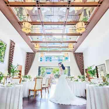 自然光さしこむ温かな披露宴会場