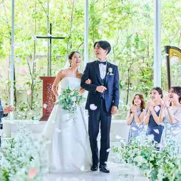 ランウェイスタイルのバージンロードで叶えるフラワーシャワー演出も