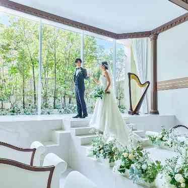 どのお席からもおふたりを見守っていただけるランウェイスタイルのバージンロード