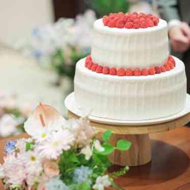 テーブルコーディネートにあわせたシンプルでかわいいウェディングケーキ