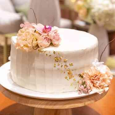 テーブルコーディネートに合わせたウェディングケーキ