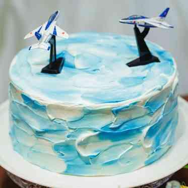 おふたりの思い出をつめこんだオリジナルのウェディングケーキ