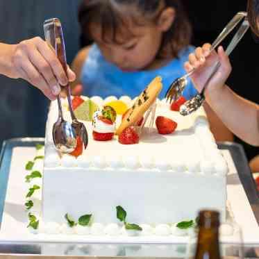 ウェディングケーキを使った演出も