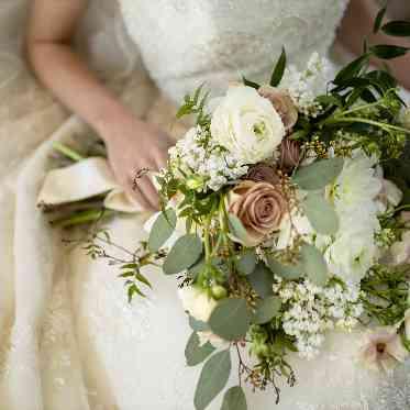 ブーケのデザインもドレスに合わせて◎