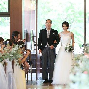 岩崎台倶楽部グラスグラス 緑のロケーションを背景に自然光と一緒に入場できるインドアチャペル