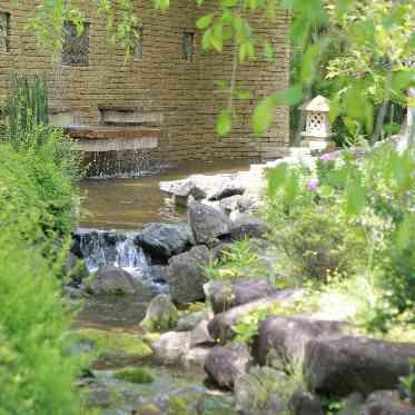 岩崎台倶楽部グラスグラス ガーデンには小川が流れる