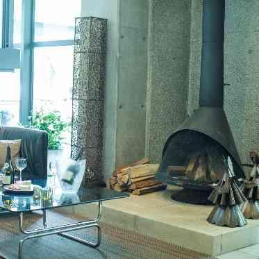 岩崎台倶楽部グラスグラス 別荘時代からある暖炉。調度品もそのままに。