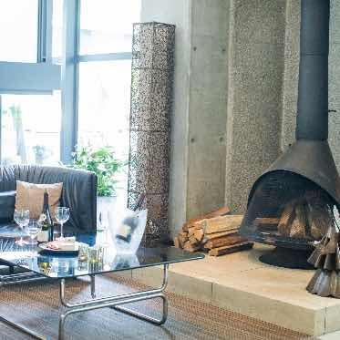 岩崎台倶楽部グラスグラス ロビーの一角には暖炉とソファーがあり、ゆったりとお待ちいただけます。