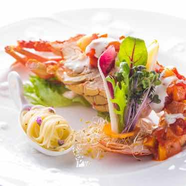 岩崎台倶楽部グラスグラス オマール海老を豪快に使った一皿となり、目でもお楽しみいただける一皿になります。