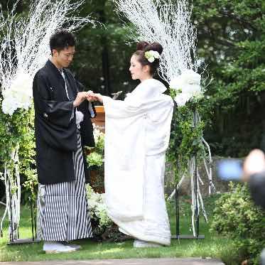 岩崎台倶楽部グラスグラス 和装にて、ガーデン人前式もとても人気の挙式スタイルとなります。
