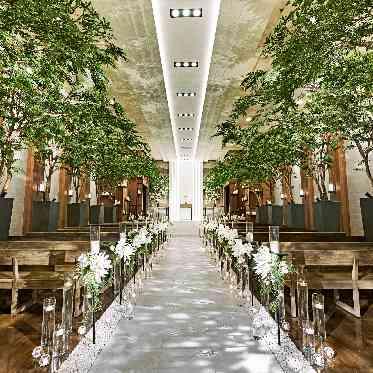 ザ ストリングス表参道 ライティング演出により神秘的な雰囲気にも