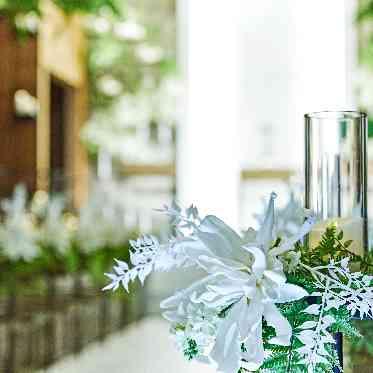 ザ ストリングス表参道 バージンロードを彩るのは白い装花で華やかに