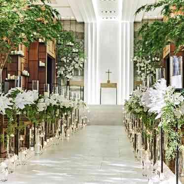 ザ ストリングス表参道 表参道のケヤキ並木とマッチする全天候型チャペル